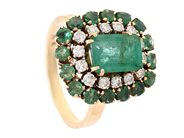 RING, 18K guld, smaragder, 14 briljantslipade diamanter ca 0,42 ctv, ca W-Cr/SI-P, stl 17,75 mm, vikt 7,1 g, 2 på auktion i Stockholm, Stockholms län hos Kaplans Auktioner