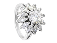 RING, platina, briljantslipad diamant ca 1,13 ct, ca Cr(J)/P1, 12 navetteslipade diamanter ca 1,20 ctv, ca TW/ på auktion i Stockholm, Stockholms län hos Kaplans Auktioner