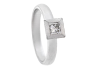 ENSTENSRING, 14K vitguld, prinsesslipad diamant ca 0,44 ct, ca TCr/SI1, stl 19 mm, vikt 6,1 g. på auktion i Stockholm, Stockholms län hos Kaplans Auktioner
