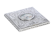 PUDERDOSA, sterlingsilver, miniatyrmåleri, Carlo Gambinassi, Florens, 1900-talets första hälft, mått 80x80x6 m på auktion i Stockholm, Stockholms län hos Kaplans Auktioner