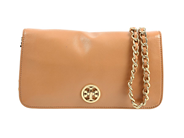 VÄSKA, TORY BURCH, ljusbrunt saffiano läder, guldfärgade beslag, 24,5x13x3 cm, lätt slitage. på auktion i Stockholm, Stockholms län hos Kaplans Auktioner