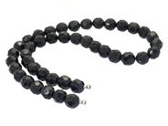 OLE LYNGGAARD, collier, onyx, ca 9,5 mm, dobbar, ej lås, längd 42 cm, vikt 51,3 g. på auktion i Stockholm, Stockholms län hos Kaplans Auktioner