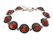 N.E FROM, armband, sterlingsilver, bärnsten, Danmark, längd 18 cm, vikt 42,9 g, säkerhetskedja. på auktion i Stockholm, Stockholms län hos Kaplans Auktioner
