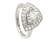 RING, 18K vitguld, briljantslipad diamant ca 0,50 ct, ca TCa(K)/VS, 3 briljant - och 20 åttkantslipade diamant på auktion i Stockholm, Stockholms län hos Kaplans Auktioner