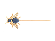 NÅL, fluga, 18K guld, cabochonslipade safirer, briljantslipade diamanter 0,07 ctv, flugans mått 10x12 mm, vikt på auktion i Stockholm, Stockholms län hos Kaplans Auktioner