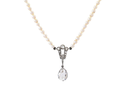 PÄRLCOLLIER, 18K vitguld/låghaltigt guld, odlade ovala pärlor ca 3 mm, droppformad rosenslipad diamant 11 x 7, på auktion i Stockholm, Stockholms län hos Kaplans Auktioner