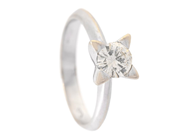 ENSTENSRING, 18K vitguld, briljantslipad diamant ca 0,50 ct ca Ca(M)/SI2, stl 17 mm, vikt 4,3 g. på auktion i Stockholm, Stockholms län hos Kaplans Auktioner