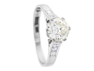 RING, 18K vitguld, gammalslipad diamant 0,92 ct, ca TCa(L)/SI1, 6 briljantslipade diamanter ca 0,14 ctv, ca TW på auktion i Stockholm, Stockholms län hos Kaplans Auktioner