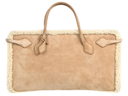 ALAÏA, VÄSKA, Sherling East West Hand Tote, beige, camel merinoull, guldfärgade beslag, 40x17x20 cm, tag, dust på auktion i Stockholm, Stockholms län hos Kaplans Auktioner
