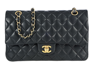 CHANEL, VÄSKA, Medium Double Flap Bag, svart quiltat lammskinn, guldfärgade beslag, 25x15x6,5 cm, chipmärkt, c på auktion i Stockholm, Stockholms län hos Kaplans Auktioner