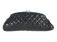 CHANEL, KUVERTVÄSKA, Gabrielle Clutch, svart quiltat skinn, silverfärgade beslag, 28x126 cm, hologrammärkt 131 på auktion i Stockholm, Stockholms län hos Kaplans Auktioner
