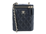CHANEL, VÄSKA, Vanity With Chain, svart quiltat kaviarläder, guldfärgade beslag, 10x13x4 cm, hologrammärkt 320 på auktion i Stockholm, Stockholms län hos Kaplans Auktioner