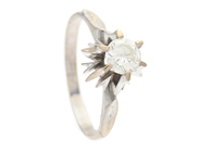 ENSTENSRING, 18K vitguld, briljantslipad diamant ca 0,50 ct, ca W/VS, stl 18,5 mm, vikt 3,7 g. på auktion i Stockholm, Stockholms län hos Kaplans Auktioner