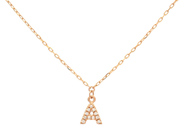 COLLIER, 18K guld, bokstaven A, 11 briljantslipade diamanter ca 0,05 ctv, höjd på hänget 0,6 cm, längd på kedj på auktion i Stockholm, Stockholms län hos Kaplans Auktioner