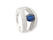 RING, 18K vitguld, ovalslipad blå safir ca 1,60 ct, 124 st åttkantslipade diamanter ca 0,62 ctv, ca TW-TCr/VS- på auktion i Stockholm, Stockholms län hos Kaplans Auktioner