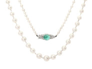 PÄRLCOLLIER, odlade saltvattenspärlor ca 3,1-8,2 mm, fröpärlor ca 1,5-2,0 mm, lås i platina med cabochonslipad på auktion i Stockholm, Stockholms län hos Kaplans Auktioner