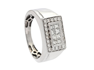 RING, 18K vitguld, briljant- och prinsesslipade diamanter ca 0,75 ctv, ca TW-Cr/VS, stl 18,25 mm, vikt 6,7 g, på auktion i Stockholm, Stockholms län hos Kaplans Auktioner