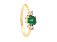 RING, 18K guld, smaragdslipad smaragd ca 0,60 ct, 2 briljantslipade diamanter ca 0,08 ctv, ca W/SI, stl 16 mm, på auktion i Stockholm, Stockholms län hos Kaplans Auktioner