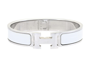 HERMÈS, ARMRING, Clic Clac H Bracelet, vit emalj, silverfärgade beslag, bredd 1 cm, diameter 5 cm, smyckespåse på auktion i Stockholm, Stockholms län hos Kaplans Auktioner
