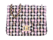 CHANEL, VÄSKA, Mini Flap Bag Tweed, rosa, svart, vitt tyg, guldfärgade beslag, detaljer på kedja, Logo CC, 17x på auktion i Stockholm, Stockholms län hos Kaplans Auktioner