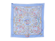 HERMÈS, SCARF, 100% siden, chiffong, 43x42 cm, blå, grön, gul, röd, originalask. Very Good Condition. på auktion i Stockholm, Stockholms län hos Kaplans Auktioner