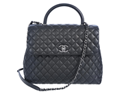 CHANEL, VÄSKA, Maxi Flap Top Handle Bag, svart quiltat kaviarläder, metallfärgade beslag, 34x26x11 cm, hologra på auktion i Stockholm, Stockholms län hos Kaplans Auktioner