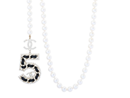 CHANEL, COLLIER, Logo CC, nr 5, vita imitationspärlor, guldfärgad metall, svart läder, längd 82-86 cm, vikt 82 på auktion i Stockholm, Stockholms län hos Kaplans Auktioner