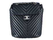 CHANEL, VÄSKA, Urban Spirit Backpack, svart kalvskinn, silverfärgade beslag, 19,5x24x12 cm, hologrammärkt 2573 på auktion i Stockholm, Stockholms län hos Kaplans Auktioner