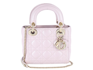 DIOR, VÄSKA, Lady Dior, Lotus Pale Lilac Peralescent, Cannage lammskinn, ljusa guldfärgade beslag, 16,5x14x6,5 på auktion i Stockholm, Stockholms län hos Kaplans Auktioner