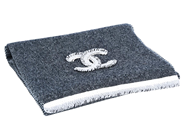 CHANEL, HALSDUK, 100% kashmir, 100% ull, grå, vit, svart, 250x35 cm, originalkartong. Very Good Condition. på auktion i Stockholm, Stockholms län hos Kaplans Auktioner