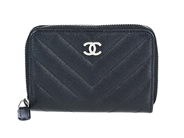 CHANEL, PLÅNBOK, Matelasse Wallet, svart Chevron kaviarläder, silverfärgade beslag, 10,5x7,5x1,5 cm, kort, hol på auktion i Stockholm, Stockholms län hos Kaplans Auktioner