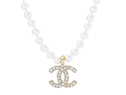 CHANEL, COLLIER, Crystal Pearl Necklasse, Logo CC, vita imitationspärlor, guldfärgad metall, längd 43-52 cm, v på auktion i Stockholm, Stockholms län hos Kaplans Auktioner