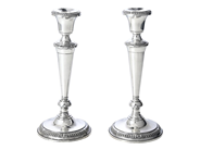 FRANK WHITING & CO, ljusstakar, ett par, sterlingsilver, konande stam, godronnerad, vikt 1310,8 g, fyllda, buc på auktion i Stockholm, Stockholms län hos Kaplans Auktioner