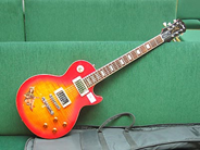 Pantvaror, 1 Elgitarr Epiphone Les Paul Gibson #U98041676 (2 stämskruvar saknas) med fodral, i auktion: Pant – Onsdag 20 april 2005