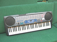 Pantvaror, 1 Keyboard Casio LK-40 med org.kartong, i auktion: Pant – Onsdag 20 april 2005