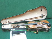 Pantvaror, 1 Fiol Tysk Klingenthal ca 1850 med stråke i etui (värderingsintyg), i auktion: Pant – Onsdag 20 april 2005