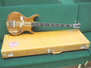 Pantvaror, 1 El-bas Kramer Aluminium/trä med etui, i auktion: Pant – Onsdag 20 april 2005