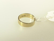 Pantvaror, 1 Ring graverad 18K. Vikt 5,09g, i auktion: Pant – Onsdag 29 juni 2005