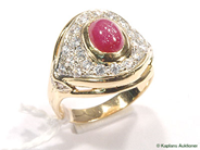 Pantvaror, Ring, med stenar 18K Ø18 1/4 8,0g, i auktion: Pant – Måndag 12 december 2005