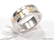 Pantvaror, Ring, vitt-/rött-guld med prinsess slipade diamanter 3x ca 0,18ct 18K Ø17 1/2  12,7g, i auktion: Pant – Måndag 12 december 2005