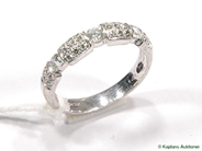Pantvaror, Ring, i vitguld med diamanter 3x ca 0,12ct och 30x ca 0,01ct 18K Ø18 1/4  4,6g, i auktion: Pant – Måndag 12 december 2005