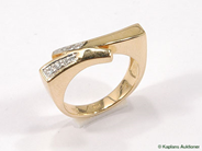 Smycken, RING, 18K guld, i auktion: Klassiska – Lördag 27 februari 2010