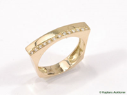 Smycken, RING, 18K guld, i auktion: Klassiska – Lördag 27 februari 2010