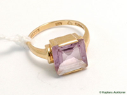 Pantvaror, Ring, med lila sten (små skador) Ø17 18K 4,4g, i auktion: Pant – Tisdag 21 februari 2006