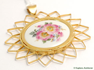 Pantvaror, Hänge, med porslin och lägst 18K guld, i auktion: Pant – Tisdag 21 februari 2006