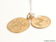 Pantvaror, Hängen, 2 Hängen 18K stjärntecken  små skador 2,4g, i auktion: Pant – Tisdag 21 februari 2006