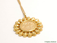 Pantvaror, Halskedja, Pansar 52cm Hänge med myntliknande platta lägst 18K 19,9g, i auktion: Pant – Tisdag 21 februari 2006