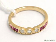 Pantvaror, Ring, med röda stenar och diamanter, i auktion: Pant – Tisdag 21 februari 2006