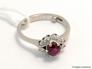 Pantvaror, Ring, i vitguld med röd sten & 12 små diamanter, i auktion: Pant – Tisdag 21 februari 2006