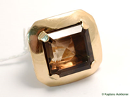 Pantvaror, Ring, med stor brun sten (små nagg) Ø 20 1/2, i auktion: Pant – Tisdag 21 februari 2006